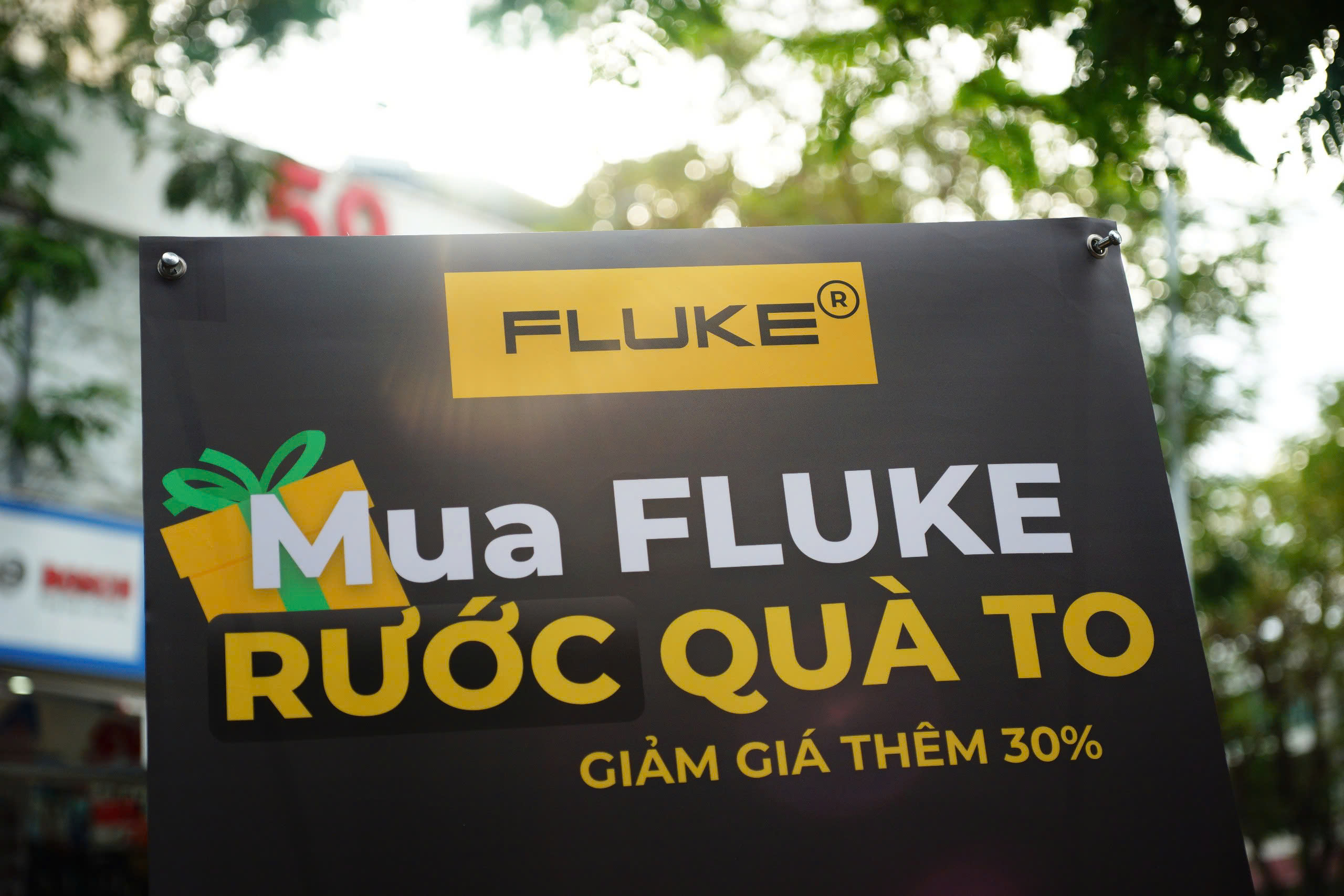 Mua FLUKE rước quà to và giảm giá thêm 30%, khuyến mãi FLUKE tặng nón bảo hiểm